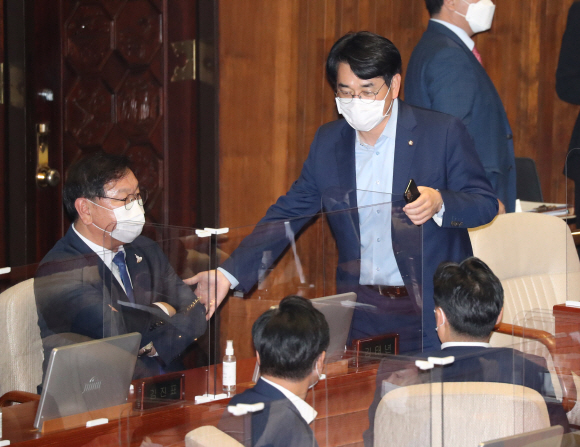 17일 오후 사회교육문화분야 대정부질문이 열린 국회 본회의장에서 더불어민주당 박용진의원이 김태년 원내대표 의원석에 찾아가 이야기를 하고 있다.박용진의원은 추미애장관 아들특혜관련에 소신발언으로 친문진영의 공격을 받고있다.2020. 9. 17 김명국 선임기자 daunso@seoul.co.kr