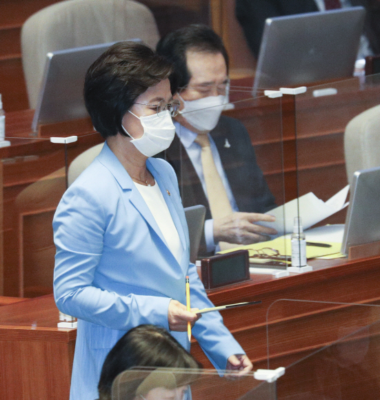 추미애 법무부 장관이 17일 오후 국회 본회의장에서 열린 교육 사회 문화 분야 대정부 질문에서 답변하기 위해 단상으로 걸어가고 있다.2020. 9. 17 김명국 선임기자 daunso@seoul.co.kr