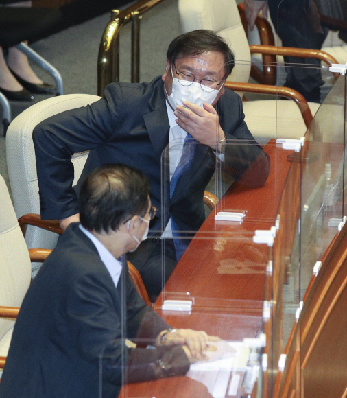 김태년 민주당 원내대표(위)가 17일 오후 국회 본회의장에서 열린 교육 사회 문화 분야 대정부 질문에서 김상훈 국민의힘 의원이 추미애 장관에게 아들 병역에 관해 질의하자 홍영표 의원을 바라보며 웃고 있다. 2020. 9. 17 김명국 선임기자 daunso@seoul.co.kr