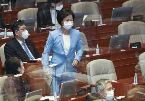 추미애 법무부 장관이 17일 오후 국회 본회의장에서 열린 교육 사회 문화 분야 대정부 질문에서 답변하기 위해 단상으로 걸어가고 있다. 2020. 9. 17 김명국 선임기자 daunso@seoul.co.kr