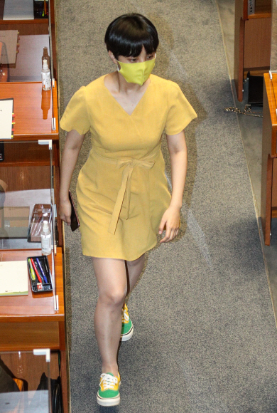 류호정 정의당 의원이 17일 오후 서울 여의도 국회 본회의장에서 열린 교육.사회.문화 분야 대정부질문에서 본회의장을 나서고 있다. 2020. 9. 17 김명국 선임기자 daunso@seoul.co.kr