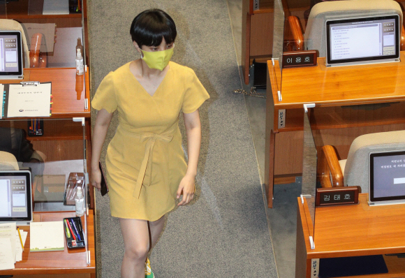 류호정 정의당 의원이 17일 오후 서울 여의도 국회 본회의장에서 열린 교육.사회.문화 분야 대정부질문에서 본회의장을 나서고 있다. 2020. 9. 17 김명국 선임기자 daunso@seoul.co.kr