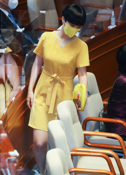 류호정 정의당 의원이 17일 오후 서울 여의도 국회 본회의에서 열린 교육.사회.문화 분야 대정부질문에 참석하고 있다.2020. 9. 17 김명국 선임기자 daunso@seoul.co.kr