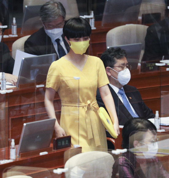 류호정 정의당 의원이 17일 오후 국회 본회의장에서 열린 교육 사회 문화 분야 대정부 질문에 참석하고 있다.2020. 9. 17 김명국 선임기자 daunso@seoul.co.kr
