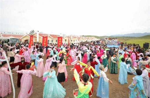 새집 맞이 축제 연 북한 황해북도 금천군 주민들