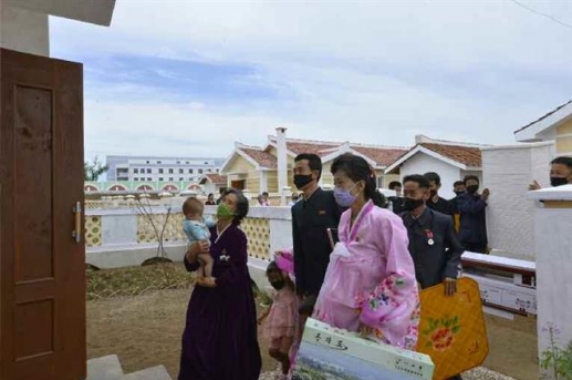 수해 복구하는 북한…황해북도에서 ‘새집들이’ 행사 개최