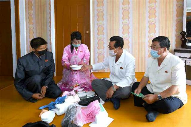 새 살림집 받은 북한 주민들…수해 피해 복구된 황해북도 금천군에서