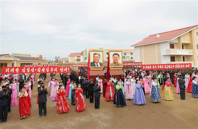 수해 복구 끝낸 강북리에 김일성?김정일 부자 초상화