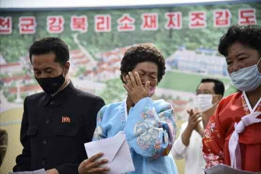 새집 입주 앞두고 눈물 흘리는 북한 강북리 주민