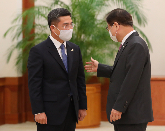 서훈 국가안보실장(오른쪽)이 18일 오후 청와대에서 열린 임명장 수여식에서 서욱 국방부 장관과 이야기를 나누고 있다.2020. 9. 18 도준석 기자 pado@seoul.co.kr