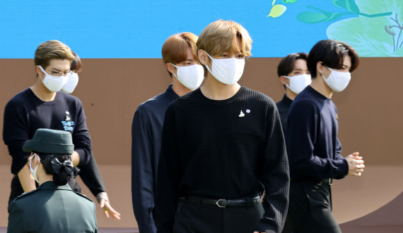 19일 오전 청와대 녹지원에서 열린 제1회 청년의날 기념식에서 방탄소년단(BTS)이 참석해 있다. 2020.9.19  연합뉴스