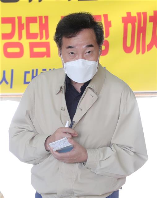 이낙연 더불어민주당 당대표가 19일 전북 남원시 수해복구현장을 찾은 가운데 남원 하도마을회관 앞에 마련된 주민간담회장에서 발언을 하고 있다. 2020.9.19 뉴스1