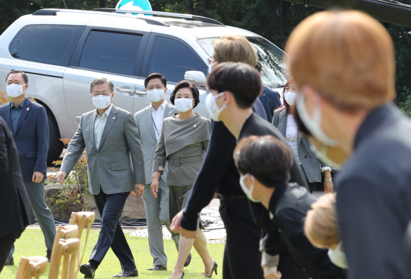 문재인 대통령 내외가 19일 오후 청와대 녹지원에서 열린 제1회 청년의 날 기념식장으로 들어오며 방탄소년단 쪽을 바라보고 있다. ‘새로우며 깊어지며 넓어진다‘라는 슬로건 아래 열린 행사에는 빌보드 차트 2주 연속 1위를 달성한 방탄소년단이 청년대표 연설을 했고, 군인, 경찰, 소방관을 비롯하여 다문화 교사, 헌혈 유공자, 해녀, 장애 극복 청년 등이 참석했다. 또한 거리를 두기를 위해 참석자들은 간격을 띄워 앉았다.  2020.9.19  도준석 기자 pado@seoul.co.kr