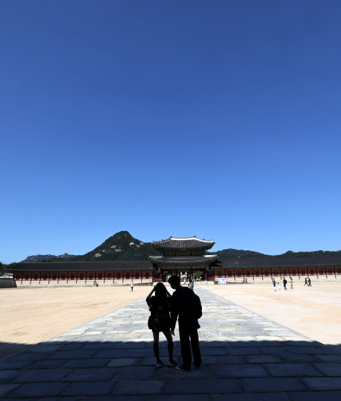 19일 오후 서울 경복궁 위로 파란 하늘이 펼쳐져있다. 2020.9.19  연합뉴스