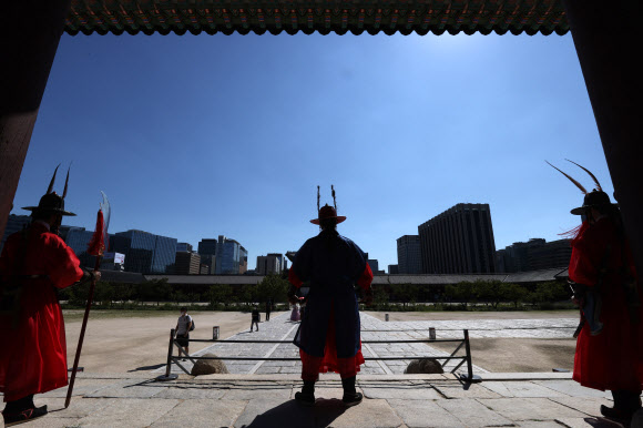 19일 오후 서울 경복궁 위로 파란 하늘이 펼쳐져있다. 2020.9.19  연합뉴스