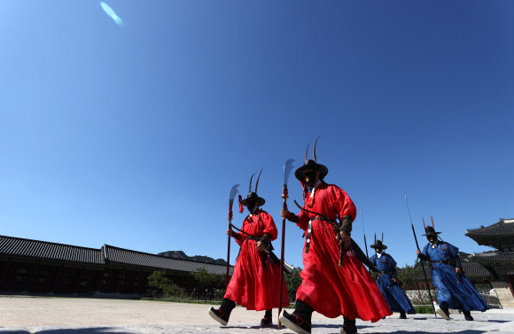 19일 오후 서울 경복궁 위로 파란 하늘이 펼쳐져있다. 2020.9.19  연합뉴스