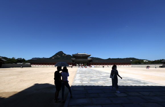19일 오후 서울 경복궁 위로 파란 하늘이 펼쳐져있다. 2020.9.19  연합뉴스