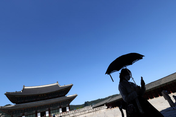 19일 오후 서울 경복궁 위로 파란 하늘이 펼쳐져있다. 2020.9.19  연합뉴스