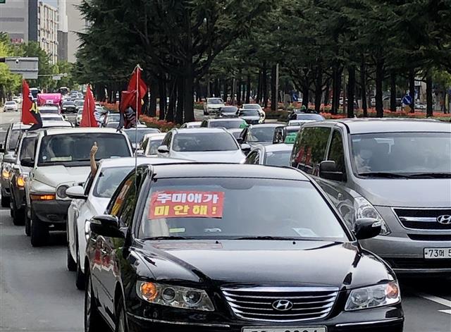 보수단체로 알려진 ‘새로운한국을위한국민운동’(새한국) 대구본부 소속 회원들이 19일 오후 대구 수성구 MBC네거리 인근 도로에서 추미애 법무부 장관 사퇴를 촉구하는 차량 행진 집회를 하고 있다. 이들은 MBC네거리, 두류네거리 등 대구 주요 도로에서 ‘추미애 법무부 장관 사퇴’ 등의 문구가 적힌 깃발과 플래카드가 부착된 차량을 2시간 가량 운행하며 추 장관 사퇴를 주장했다. 20209.19 뉴스1
