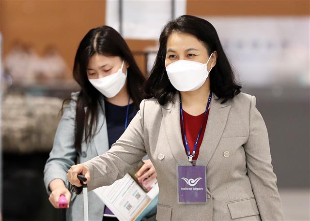 한국인 첫 세계무역기구(WTO) 사무총장직에 도전 중인 유명희 통상교섭본부장이 미국 현지서 지지교섭을 마치고 19일 오후 인천국제공항을 통해 귀국하고 있다. 유 본부장은 지난 15일부터 미국 수도 워싱턴을 방문해 미국 주요 인사, 전문가들과 면담을 진행하며 선거활동을 펼쳤다.  산업통상자원부에 따르면 WTO 사무국은 이날 유명희 본부장을 포함한 5명의 후보자가 WTO 사무총장 선출을 위한 2차 라운드에 진출했다. 2차 라운드에서는 나이지리아, 영국 등 다른 4개국 후보자들과 5파전을 벌일 전망이다.2020.9.19 뉴스1