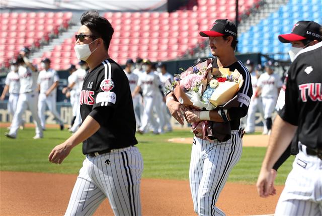 두산 선수들과 기념사진 위해 좌익수 자리로 향하는 박용택