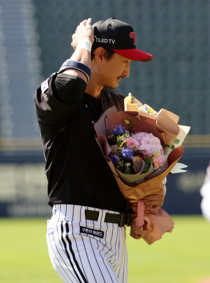 꽃다발 받은 LG 박용택