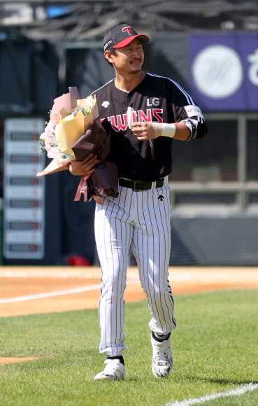 잠실 원정경기 고별식 위해 이동하는 LG 박용택