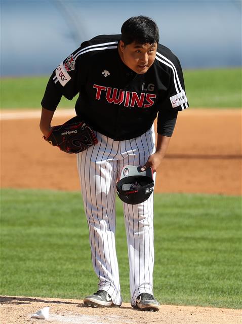 박세혁 향해 ‘몸 맞는 볼’ 고개 숙여 사과하는 이우찬