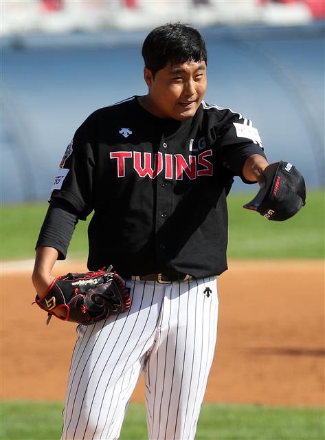 ‘몸에 맞는볼’ 박세혁 향해 사과하는 이우찬