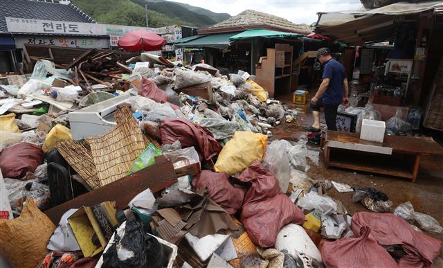 지난달 9일 오후 경남 하동군 화개면 탑리 화개장터에 침수 피해 물품이 놓여 있다. 화개장터는 전날 400㎜ 이상 폭우가 내려 마을이 침수됐다. 하동 연합뉴스
