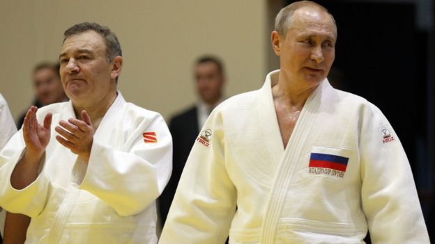 블라디미르 푸틴 러시아 대통령과 지난해 소치에서 열린 유도 대회에 나란히 나선 푸틴의 죽마고우이며 러시아 억만장자인 아르카디 로텐베르크. AFP 자료사진 