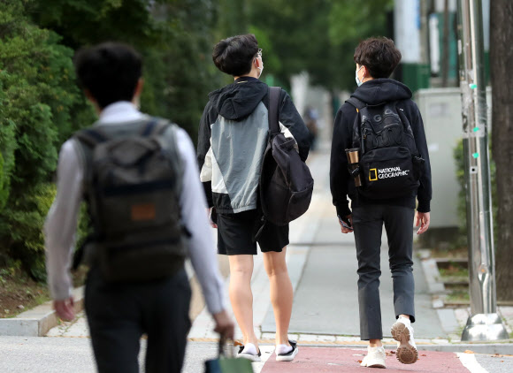 수도권 지역 유·초·중·고 학생들의 등교가 재개된 21일 오전 인천시 남동구 한 행로에서 등교하는 학생들이 이동하고 있다. 이날 등교는 지난달 25일 신종 코로나바이러스 감염증(코로나19) 재유행이 거세져 수도권 지역 학교들이 전면 원격 수업에 들어간 지 27일 만에 이뤄졌다. 2020.9.21  연합뉴스