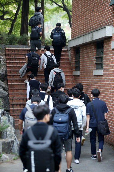 서울·경기·인천 지역 유·초·중·고 학생들의 등교가 약 한 달 만에 재개됐다. 21일 오전 서울 용산구 용산고등학교에서 학생들이 등교하고 있다. 2020.9.21  연합뉴스
