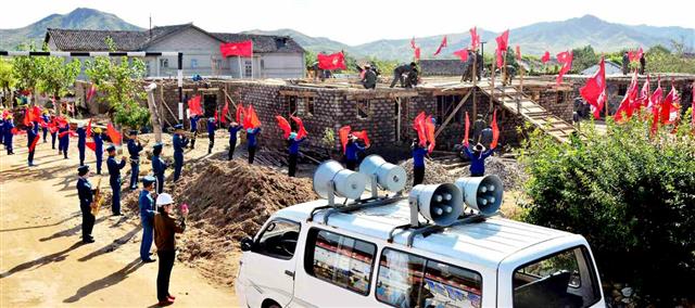 북한 노동당 기관지 노동신문은 21일 함경남도 일대의 수해 복구 사업 현황을 보도했다. 신문은 “함경남도 일꾼들과 근로자들이 수도당원사단 전투원들의 진군보폭에 발걸음을 맞추며 피해복구 성과를 확대해나가고 있다”라며 “살림집 건설에 필요한 블로크(블록)찍기를 끝내고 기초굴착 및 기초 콘크리트 치기를 짧은 기간에 진행한 데 이어 벽체 쌓기를 마감 단계에서 힘 있게 추진하고 있다”라고 전했다. 평양 노동신문=뉴스1