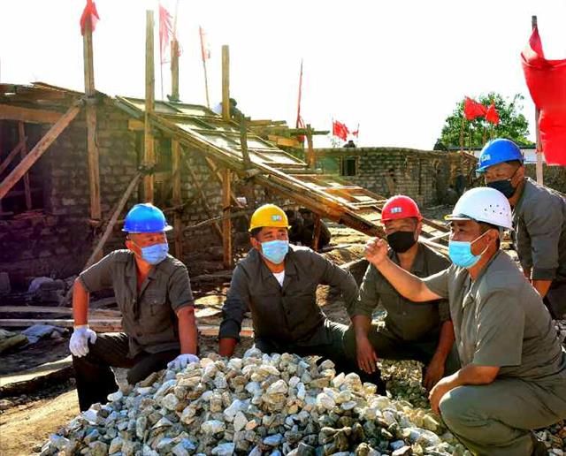 북한 노동당 기관지 노동신문은 21일 함경남도 일대의 수해 복구 사업 현황을 보도했다. 신문은 “함경남도 일꾼들과 근로자들이 수도당원사단 전투원들의 진군보폭에 발걸음을 맞추며 피해복구 성과를 확대해나가고 있다”라며 “살림집 건설에 필요한 블로크(블록)찍기를 끝내고 기초굴착 및 기초 콘크리트 치기를 짧은 기간에 진행한 데 이어 벽체 쌓기를 마감 단계에서 힘 있게 추진하고 있다”라고 전했다. 평양 노동신문=뉴스1