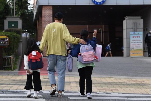 수도권 학교가 등교수업을 재개하는 21일 서울 강동구 한산초등학교 정문에서 학생들이 등교를 하고 있다. 2020.9.21 오장환 기자 5zzang@seoul.co.kr