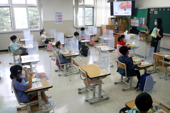 수도권 지역 유·초·중·고 학생들의 등교가 재개된 21일 오전 경기도 수원시 영통구 원일초등학교에서 1학년 학생들이 수업을 받고 있다. 2020.9.21  연합뉴스