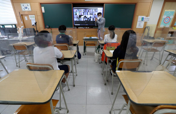 수도권 지역 유·초·중·고 학생들의 등교가 한달여만에 재개된 21일 오전 서울 노원구 화랑초등학교 한 6학년 교실에서 대면 수업과 원격 수업이 동시에 이뤄지고 있다. 2020.9.21  연합뉴스