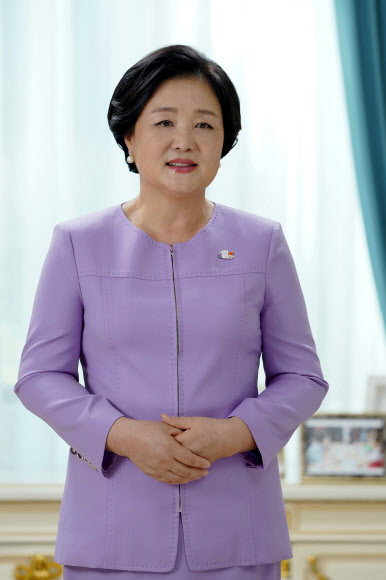 문재인 대통령 부인 김정숙 여사가 21일 서울 중구 대한상의에서 열린 제13회 치매극복의 날 기념식 축사를 영상으로 전하고 있다. 2020.9.21  청와대 제공