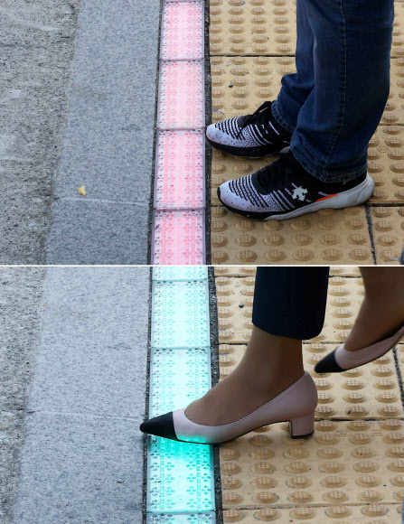 21일 오전 서울 중구 청구역 앞 스쿨존 횡단보도에 LED 바닥 신호등이 설치됐다. 사진은 LED 바닥 신호등에 빨간불(위 사진)과 초록불(아래 사진)이 들어온 모습.  2020.9.21  연합뉴스