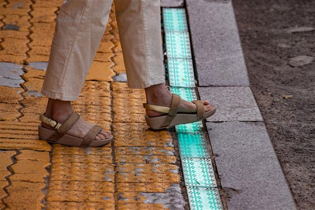 21일 오전 서울 중구 청구역 앞 스쿨존에 설치된 LED 바닥 신호등 앞으로 한 시민이 걸어가고 있다. 중구는 LED 바닥 신호등은 안전한 보행환경 조성을 위해 어린이보호구역 및 지하철역 횡단보도 19개소에 설치했다. 2020.9.21 뉴스1