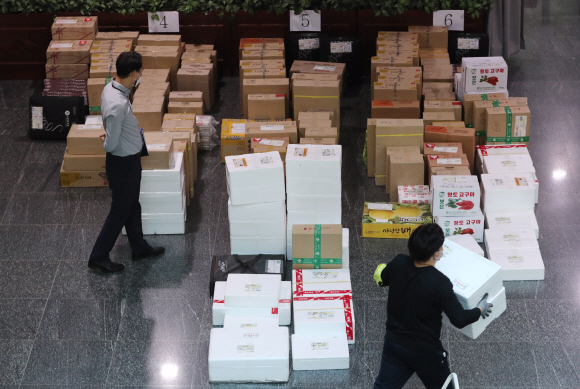 추석을 앞 둔 21일 서울 여의도 국회 의원회관 로비에 의원들 앞으로 도착한 각종 명절선물 택배가 쌓여 있다. 2020. 9. 21  김명국 선임기자 daunso@seoul.co.kr