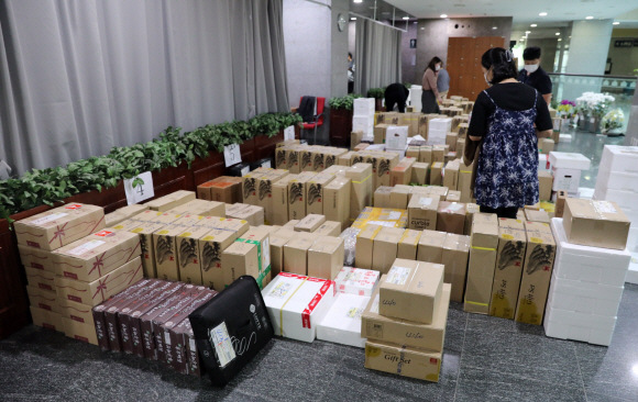 추석을 앞 둔 21일 서울 여의도 국회 의원회관 로비에 의원들 앞으로 도착한 각종 명절선물 택배가 쌓여 있다. 2020. 9. 21  김명국 선임기자 daunso@seoul.co.kr