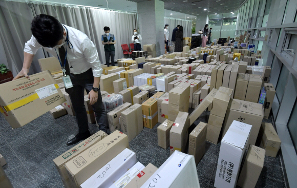 추석 연휴를 열흘여 앞둔 21일 서울 여의도 국회 의원회관 로비에 의원들 앞으로 도착한 각종 명절 선물 택배가 쌓여 있다. 2020. 9. 21  김명국 선임기자 daunso@seoul.co.kr