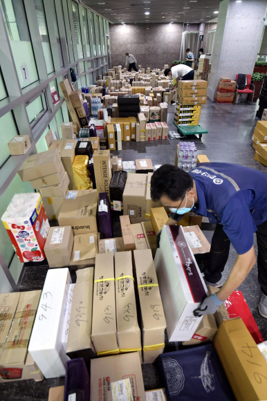 추석 연휴를 열흘여 앞둔 21일 서울 여의도 국회 의원회관 로비에 의원들 앞으로 도착한 각종 명절 선물 택배가 쌓여 있다. 2020. 9. 21  김명국 선임기자 daunso@seoul.co.kr