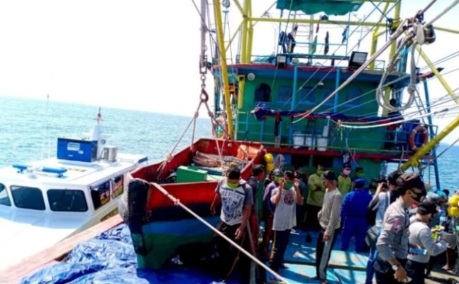 인도네시아 어선 냉동고에 시신 5구 발견/Indozone 홈페이지