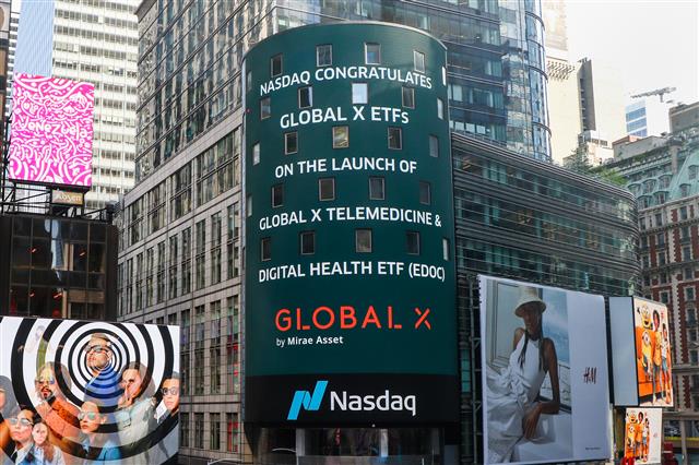 미국 뉴욕 타임스스퀘어에 위치한 나스닥 마켓사이트에 표시된 미래에셋자산운용의 미국 ETF 운용사 글로벌X. 미래에셋자산운용 제공