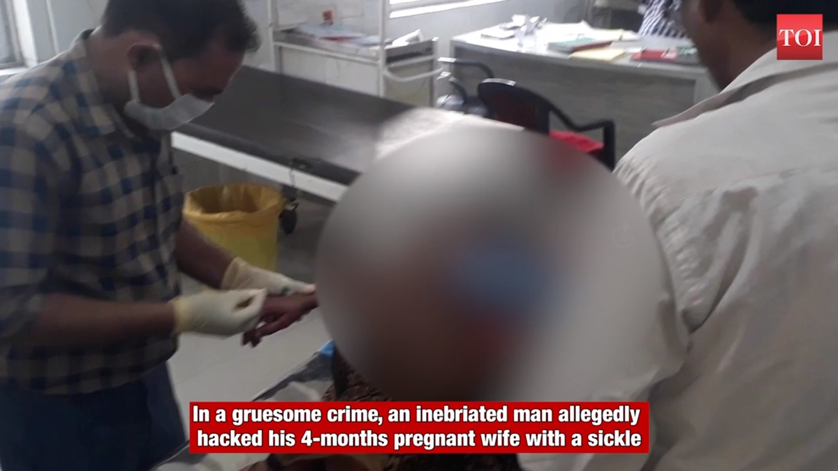 인도에서 한 40대 남성이 아들을 낳을 것을 강요하다가 임신 4개월째인 아내의 배를 가르는 만행을 저질렀다. 병원에서 응급치료를 받고 있는 아내의 모습.  타임즈 오브 인디아 캡처