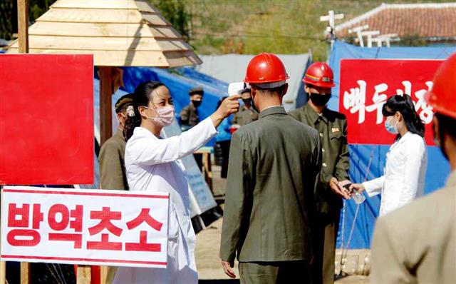 북한 노동당 기관지 노동신문은 22일 제1 수도당원사단에 대한 신종 코로나바이러스 감염증(코로나19) 방역 사업이 철저히 진행되고 있다고 밝혔다. 함경남도 일대 수해 복구에 파견된 제1 수도사단은 “공사가 철야전으로 진행되는 데 맞게 비상 방역 체계를 더욱 엄격하게 세우고 완벽하게 유지하기 위한 사업을 일관하게 틀어쥐고 나가고 있다”라고 전했다. 평양 노동신문=뉴스1