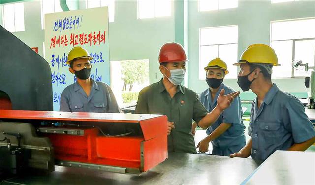 북한 노동당 기관지 노동신문은 22일 “당 조직들이 당 결정을 생명으로 틀어쥐고 나가야 한다”라며 평양건설기계공장을 조명했다. 공장에서는 김정은 국무위원장의 공개서한을 받들어 나가자는 내용의 선전물을 세워두고 이에 맞는 사상무장을 진행하고 있는 것으로 보인다. 평양 노동신문=뉴스1